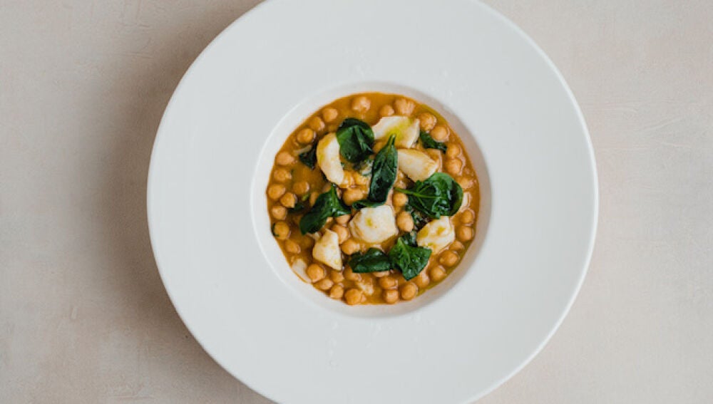 Este es el potaje de vigilia que elabora José David Fernández en el restaurante Prístino de Madrid