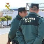Los dos agentes de la Guardia Civil hicieron la compra a la mujer y la pagaron de su propio bolsillo