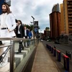 Unas figuras representando los Beatles en la portada de su disco "Abbey Road" en una de las calles de la zona inglesa de Benidorm, la ciudad emblemática del turismo en España, que muestra estos días una estampa muy alejada de la habitual, muy diferente incluso de los meses invernales de moderada ocupación