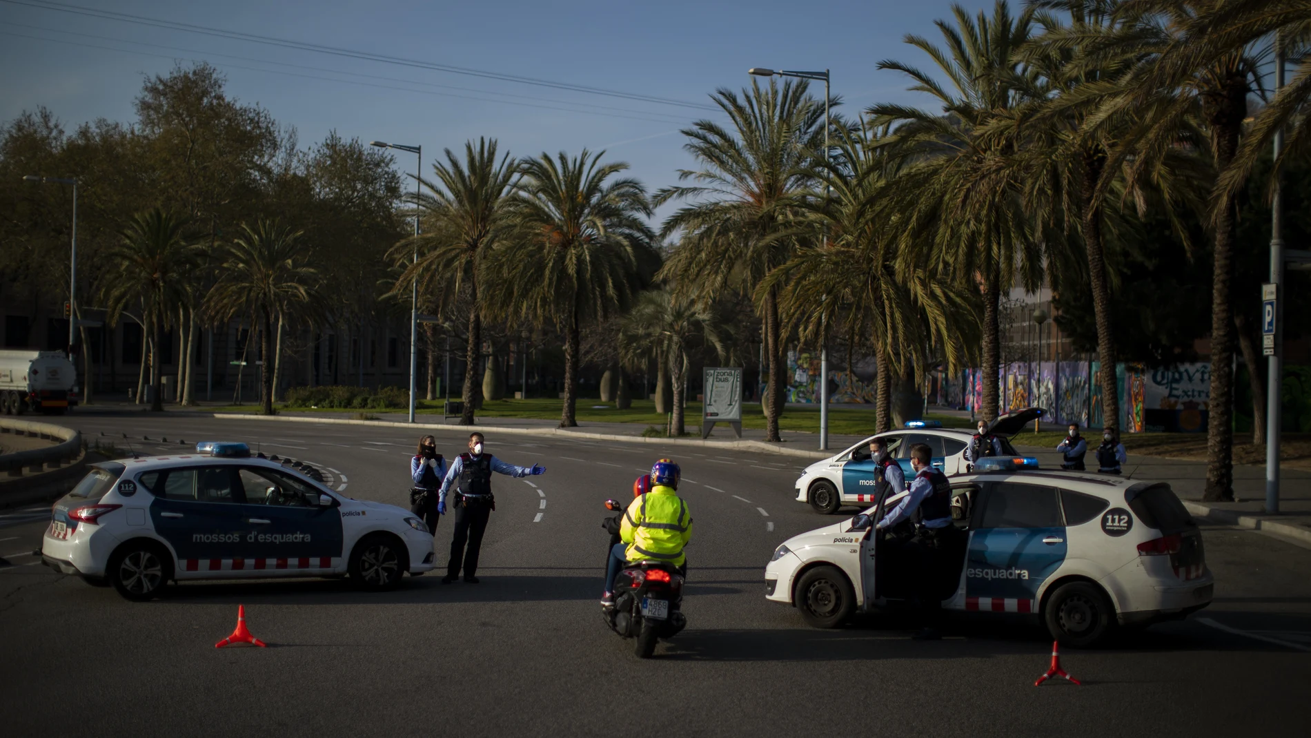 Uno de los controles de los Mossos d'Esquadra en Barcelona. AP