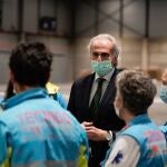 El consejero de Sanidad, Enrique Ruiz Escudero, conversa con profesionales sanitarios desplegados en Ifema.COMUNIDAD DE MADRID21/03/2020