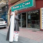 La propietaria de la mercería Pincha y Cose de León, Sonia Llamazares, recibe materiales de voluntarios para fabricar mascarillas y batas de protección