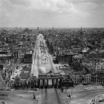 Vista aérea de la Puerta de Brandemburgo en 1945, con las calles vacías