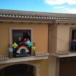 Una vecina de Huétor Tájar (Granada) organiza representaciones teatrales desde su balcón