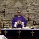 El párroco de Nuestra Señora de La Asunción de Móstoles, durante la celebración de la misa virtual