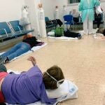 Pacientes en los pasillos del hospital 12 de Octubre. Las bajas de sanitarios llevan a formar equipos de diferentes especialidades para dar una adecuada respuesta al virus