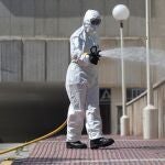Un efectivo de la Unidad Militar de Emergencias (UME) en un hospital de Málaga