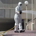 Un efectivo de la Unidad Militar de Emergencias (UME) en un hospital de Málaga