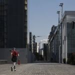 Un hombre corre en solitario por la Biblioteca Nacional hoy en Paris