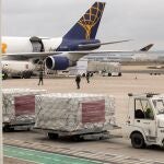 Operarios descargan material sanitario traído por Inditex procedente de China
