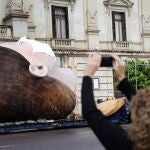 Una persona toma una foto del traslado del remate principal de la falla municipal, con el lema "Esto también pasará", para ser almacenada a la espera de una nueva fecha para celebrar las Fallas 2020. EFE/Ana Escobar