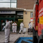 Militares de la UME y personal de la Residencia en la entrada de la Residencia de mayores Amavir en Pozuelo de Alarcón, donde durante la jornada de hoy llevarán a cabo tareas de desinfección para evitar así la propagación del coronavirus en los centros de mayores, en Madrid