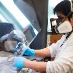 BARCELONA, 23/03/2020.- Un técnico trabaja en la fabricación, en impresoras de 3D, de componentes para un respirador desarrollado por el Consorcio de la Zona Franca, HP, Leitat y CatSalut, que han validado los expertos sanitarios y que se espera fabricar entre 50 y 100 unidades diarias para abastecer a hospitales en plena crisis del coronavirus. EFE/Alejandro García