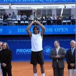 Nadal levanta el primer título que conquistó en su carrera, en 2004 / Twitter