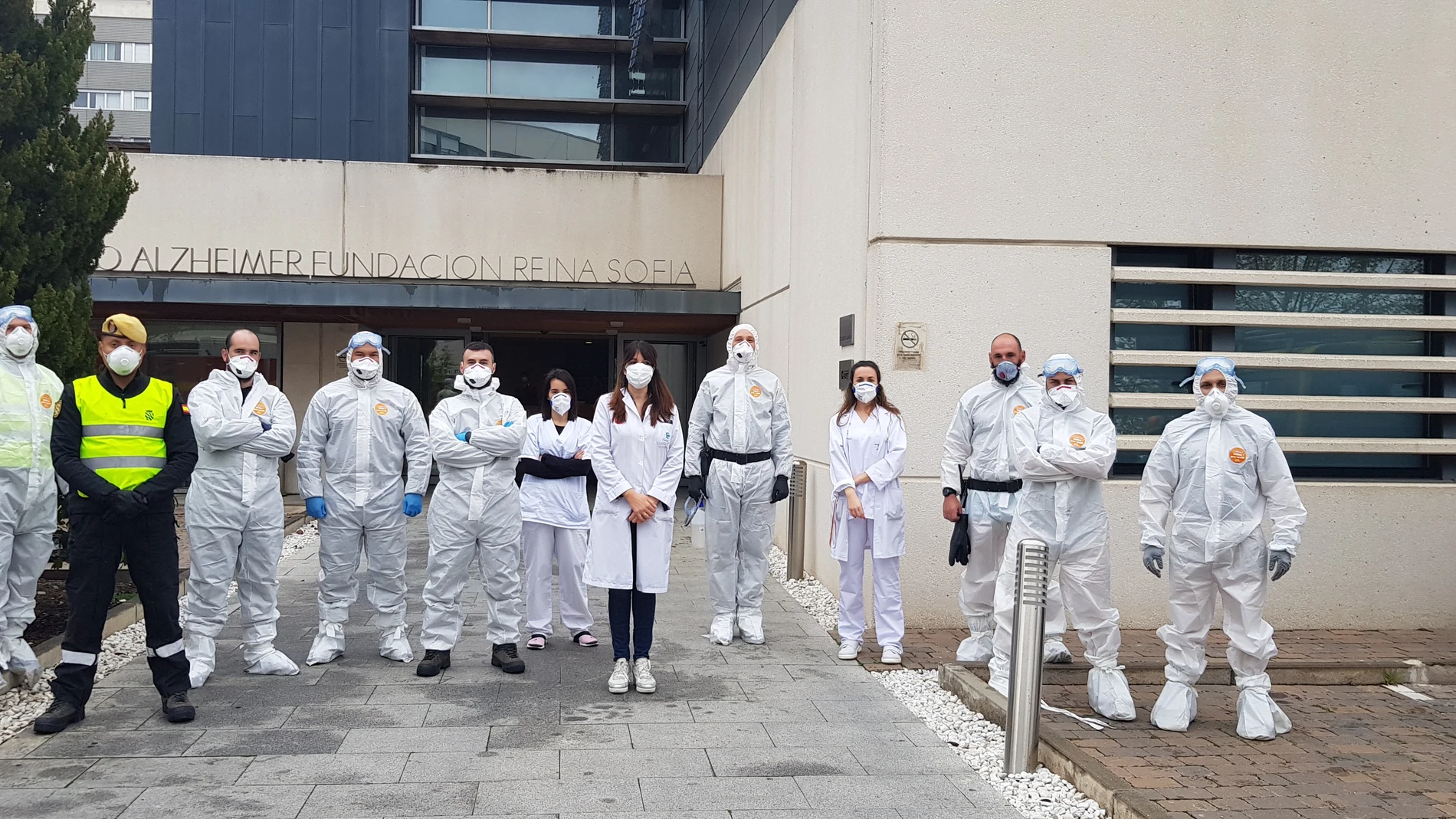 La Unidad Militar de Emergencias en la entrada principal del Centro de Alzheimer Fundación Reina Sofía