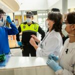 Facultativos andaluces observan una visera fabricada con tecnología 3D