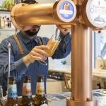 Un grifo de Cruzcampo en la barra de un bar
