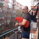 Carlos Ayuso interpreta la "Primavera" de Vilvaldi desde su balcón en Valladolid