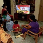 Una familia escucha el segundo discurso del primer ministro indio, Narendra Modi, en una semana sobre el coronavirus/EPA