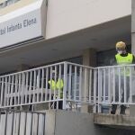 Efectivos de la UME realizan labores de desinfección en el hospital Infanta Elena de Huelva