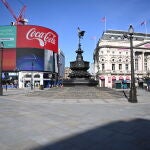 Así de vacío amanecía hoy el siempre bullicioso Picadilly Circus en Londres tras la entrada en vigor de la cuarentena/EPA