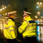 Dos policías rumanos vigilan en Bucarest el cumplimiento del toque de queda impuesto el lunes entre las diez de la noche y la seis de la mañana/EFE