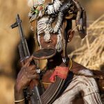 La tribu tiene armas que utiliza par ahuyentar a los enemigos