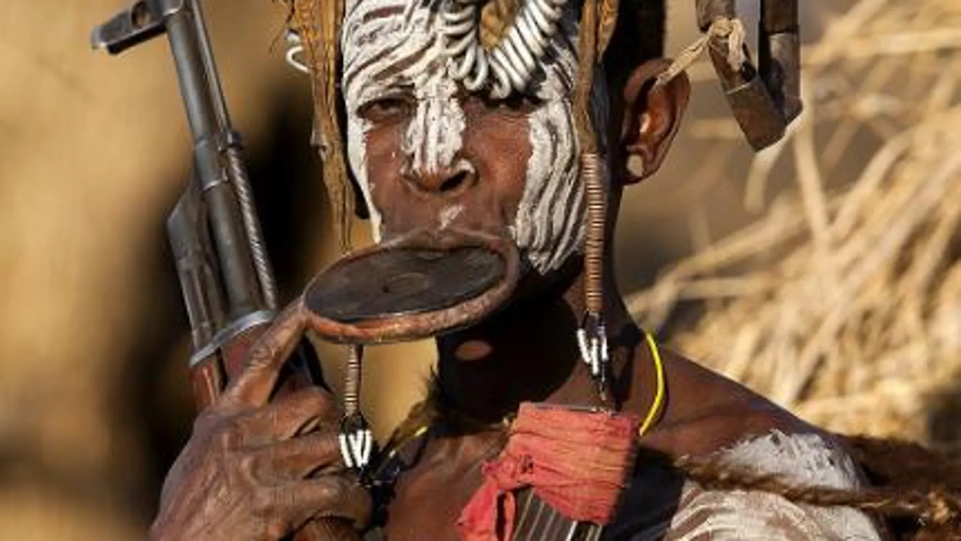 La tribu tiene armas que utiliza par ahuyentar a los enemigos