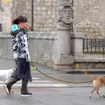 Una vecina pasea a sus dos perros en Burgos