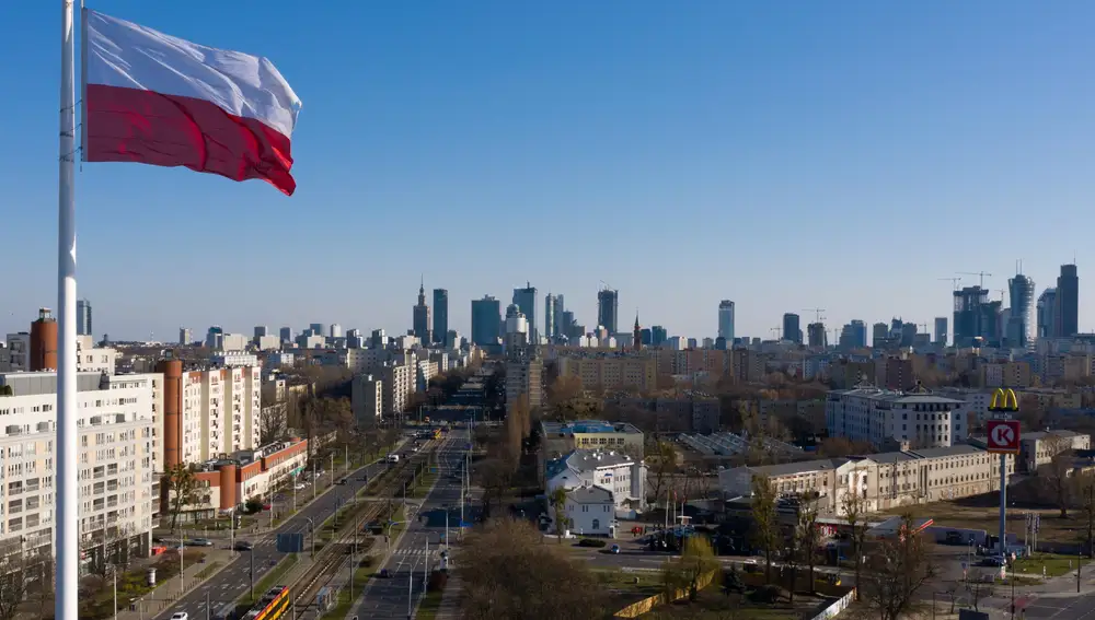 Warsaw (Poland), 25/03/2020.- A picture taken with a drone shows an aerial view on Polish National flag and empty streets in the city center in Warsaw, Poland, 25 March 2020. The Polish government imposed restrictions on personal movement during the coronavirus epidemic on 25 March. The restriction not cover necessary visits to shops and drug stores, travel to work or taking dogs for walks. Countries around the world are taking increased measures to stem the widespread of the SARS-CoV-2 coronavirus which causes the Covid-19 disease. (Polonia, Varsovia) EFE/EPA/LESZEK SZYMANSKI POLAND OUT
