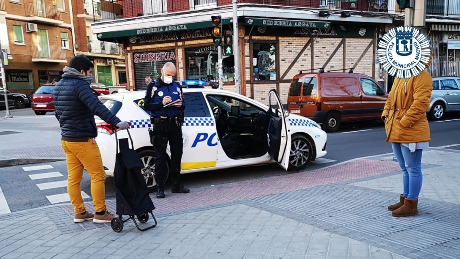 Policía Municipal de Madrid, multando a una pareja por ir juntos a comprar en pleno estado de alarma