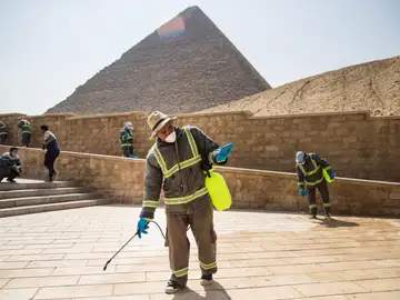 Varias personas desinfectan las inmediaciones de las pirámides de Giza en El Cairo, Egipto este miércoles durante el aislamiento para frenar el coronavirus/EFE Medidas del prevención en las pirámides de Giza