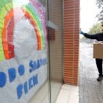 Un agente forestal reparte material sanitario en una residencia de ancianos en Valencia en los primeros días de la pandemia