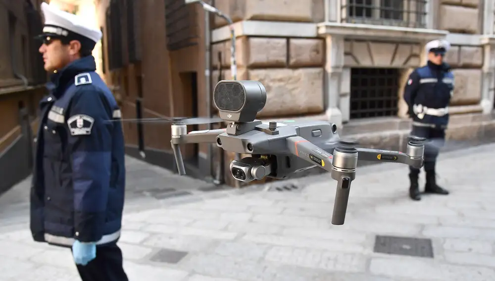 Genova (Italy), 25/03/2020.- A drone supplied to the Local Police of Genova in the old town of the city, Genova, 25 March 2020. Drones will be used to monitor citizens' compliance with the rules restricting movement amid the national lockdown implemented in a bid to slow down the ongoing pandemic of the COVID-19 disease caused by the SARS-CoV-2 coronavirus that is ravaging the Mediterranean country. (Italia) EFE/EPA/LUCA ZENNARO