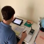 Un alumno continúa su formación desde casa