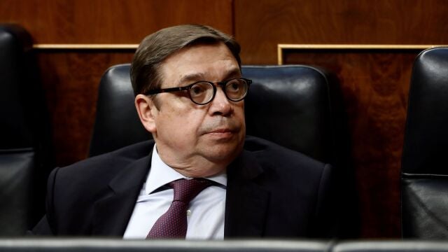 El ministro de Agricultura, Luis Planas, durante el pleno celebrado hoy en el Congreso de los Diputados