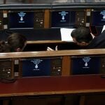 El presidente del Gobierno Pedro Sánchez (d) y el vicepresidente de Derechos Sociales Pablo Iglesias (i)