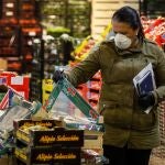 Una minorista comprueba la mercancía en una de las naves de frutas y verduras de Mercasevilla