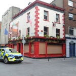 Un coche patrulla pasa junto a un pub cerrado en Dublín/EFE
