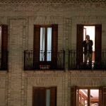 Varias personas aplauden desde los balcones de su casas la labor de los médicos y sanitarios por la crisis del coronavirus