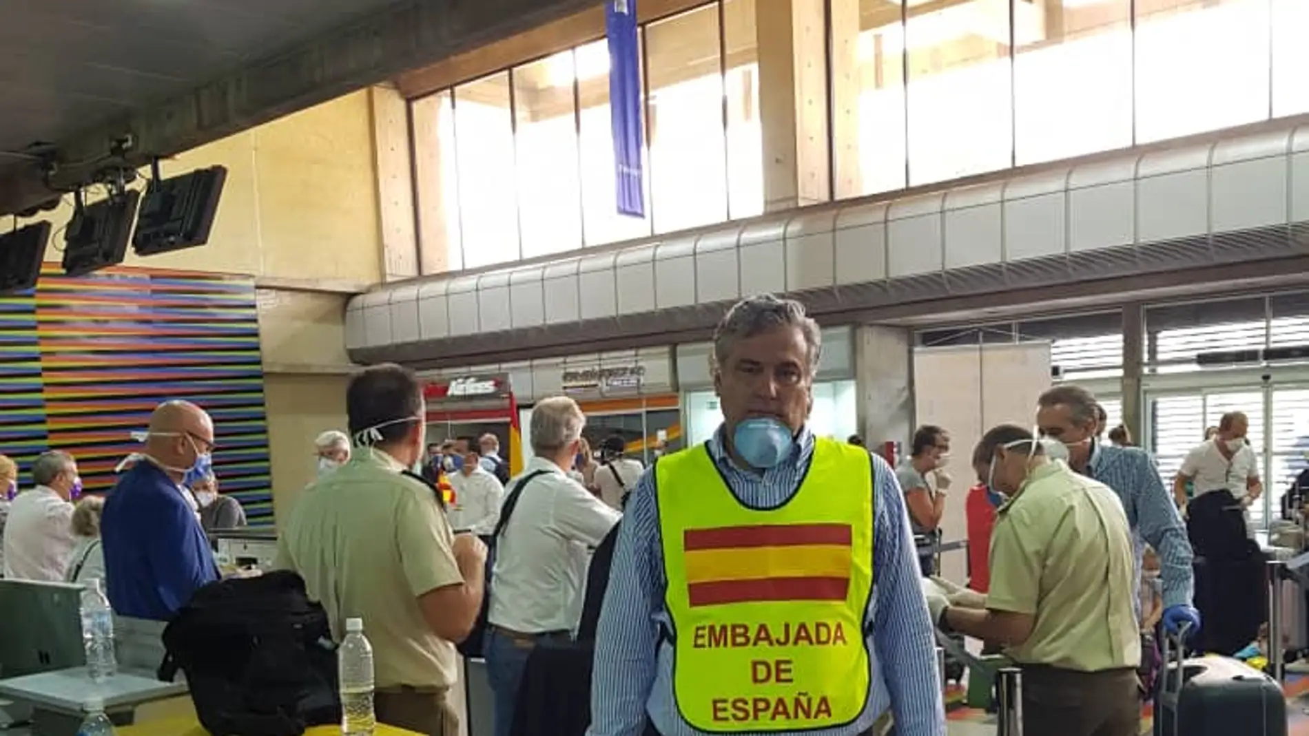 El embajador Jesús Silva en la evacuación de europeos en el aeropuerto de Caracas