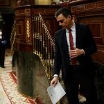 El presidente del Gobierno, Pedro Sánchez, baja de la tribuna al término del pleno del Congreso celebrado hoy miércoles en Madrid. Además de la convalidación de los decretos económicos para paliar las consecuencias sociales de la pandemia del coronavirus, el Congreso debate la prórroga del estado de alarma hasta el próximo 11 de abril, en Madrid (España), a 25 de marzo de 2020.