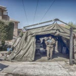 Militares del Regimiento NBQ de Valencia en la carpa montada junto a una residencia de Madrid