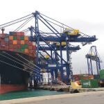 Imagen de un buque de contenedores en el Puerto de Valencia