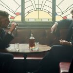 Paul Anderson (izda.) y Cillian Murphy interpretan a Arthur y Tommy Shelby, respectivamente, en "Peaky Blinders"