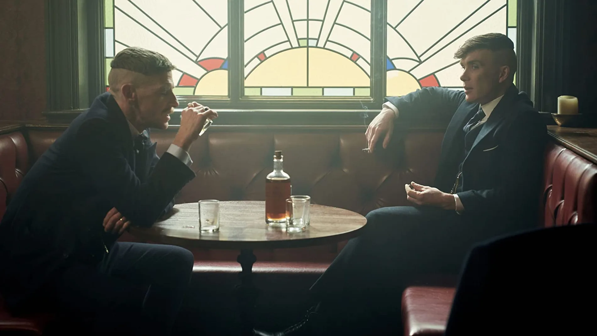 Paul Anderson (izda.) y Cillian Murphy interpretan a Arthur y Tommy Shelby, respectivamente, en "Peaky Blinders"