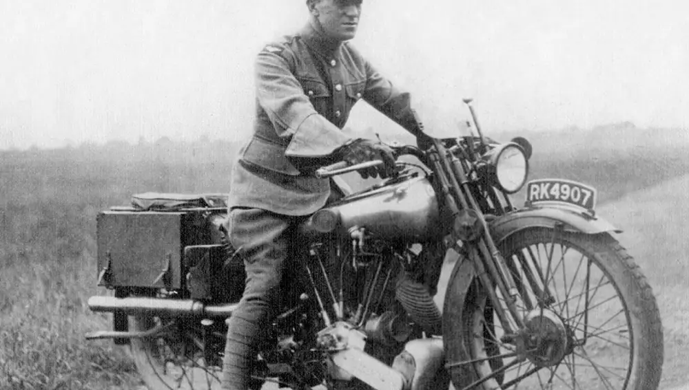 Edward Lawrence era adicto al riesgo, y lo demostraba conduciendo a 100 kilómetros por hora por las estrechas carreteras inglesas.