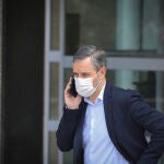 El consejero de Hacienda, Juan Bravo, hablando por teléfono en el entorno de Hospital Universitario Virgen del Rocío