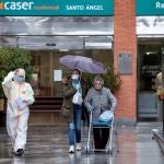 Una mujer de avanzada edad sale de la residencia de mayores Caser de Santo Ángel en Murcia