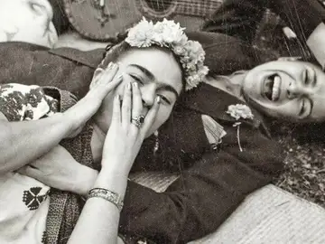 Chavela Vargas y Frida Kahlo retratadas por el fotógrafo Nickolas Muray Chavela Vargas y Frida Kahlo retratadas por el fotógrafo Nickolas Muray